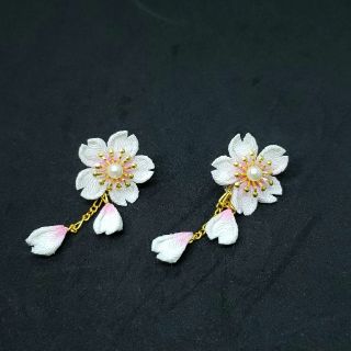 148 つまみ細工 白桜のピアス(和装小物)