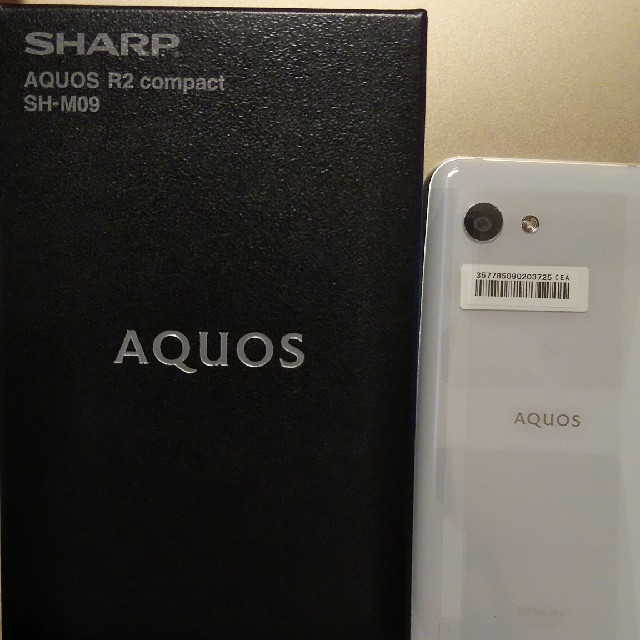 AQUOS(アクオス)のAQUOS R2 compact SH-M09 ディープホワイト 新品未使用 スマホ/家電/カメラのスマートフォン/携帯電話(スマートフォン本体)の商品写真