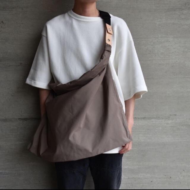 UNUSED(アンユーズド)のWhowhat Wrap Bag M フーワット ラップ バッグ カーキ メンズのバッグ(ショルダーバッグ)の商品写真