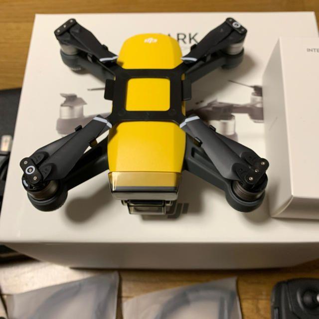 dji spark fly more combo サンライズイエロー エンタメ/ホビーのおもちゃ/ぬいぐるみ(ホビーラジコン)の商品写真