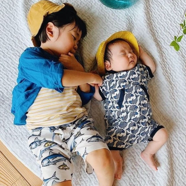 PETIT BATEAU(プチバトー)の【新品】プチバトー 6m お魚プリントショートロンパース キッズ/ベビー/マタニティのベビー服(~85cm)(ロンパース)の商品写真