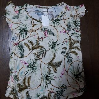 エイチアンドエム(H&M)のカットソー　花柄(カットソー(半袖/袖なし))