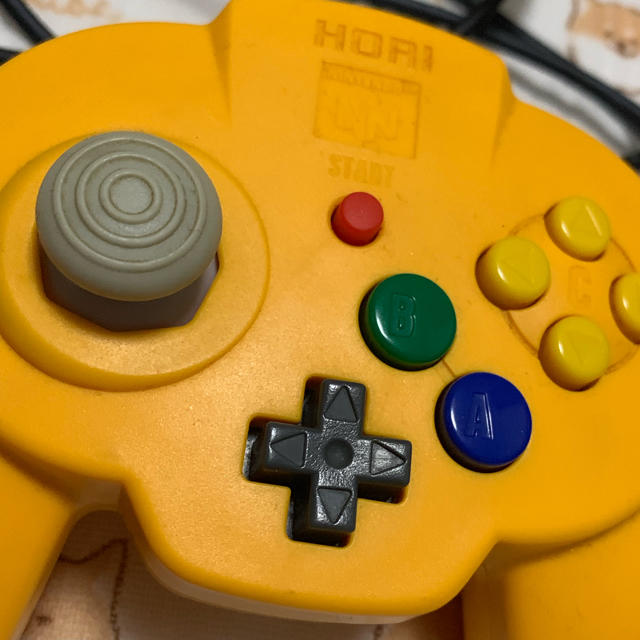 NINTENDO 64(ニンテンドウ64)のニンテンドー 64 コントローラー ミニ イエロー ホリパッド エンタメ/ホビーのゲームソフト/ゲーム機本体(家庭用ゲーム機本体)の商品写真