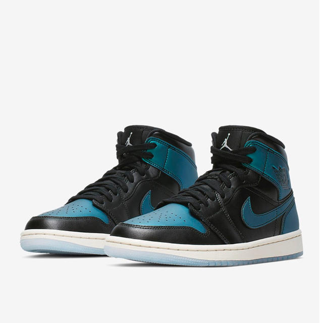 靴/シューズNIKE WMNS AIR JORDAN 1 MID 2足セット