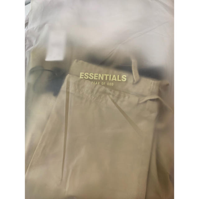 FEAR OF GOD(フィアオブゴッド)のFOG  essential カーゴパンツ カーキ XS 新品 新作 メンズのパンツ(ワークパンツ/カーゴパンツ)の商品写真