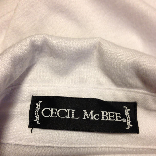 CECIL McBEE(セシルマクビー)のセシル、フリル白シャツ レディースのトップス(シャツ/ブラウス(長袖/七分))の商品写真