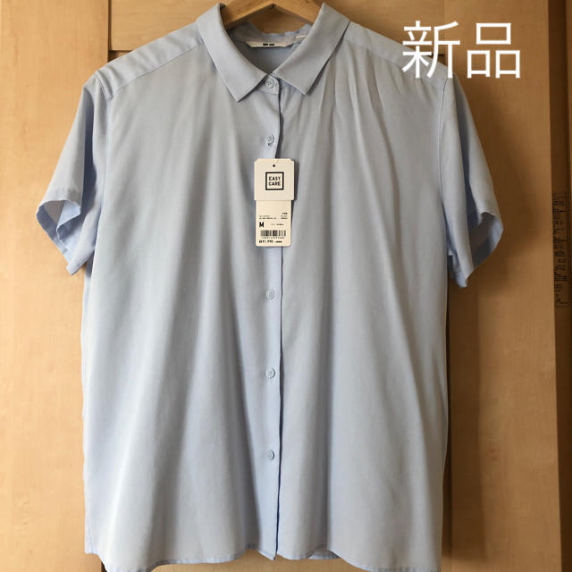 UNIQLO(ユニクロ)のUNIQLO レーヨンブラウス ライトブルー  レディースのトップス(シャツ/ブラウス(半袖/袖なし))の商品写真