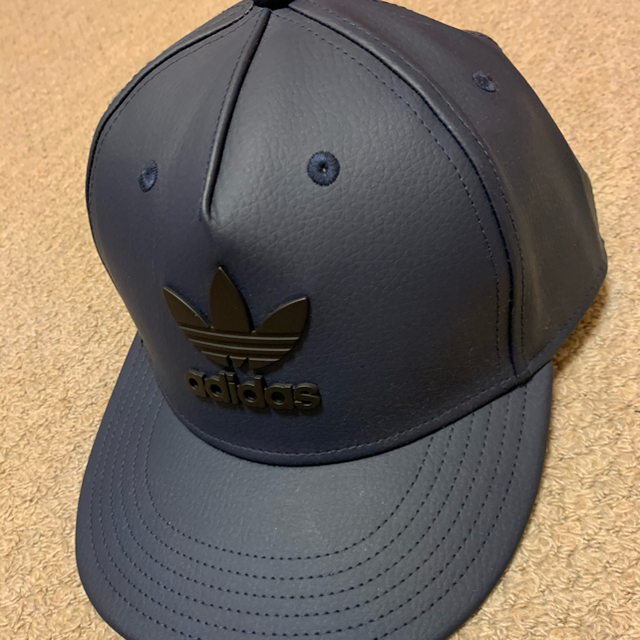 adidas(アディダス)のadidas キャップ レザー メンズの帽子(キャップ)の商品写真