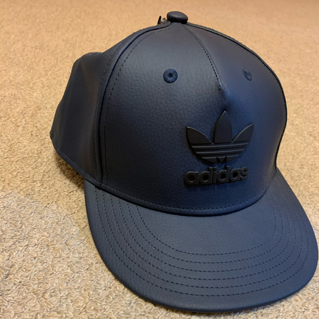 adidas(アディダス)のadidas キャップ レザー メンズの帽子(キャップ)の商品写真