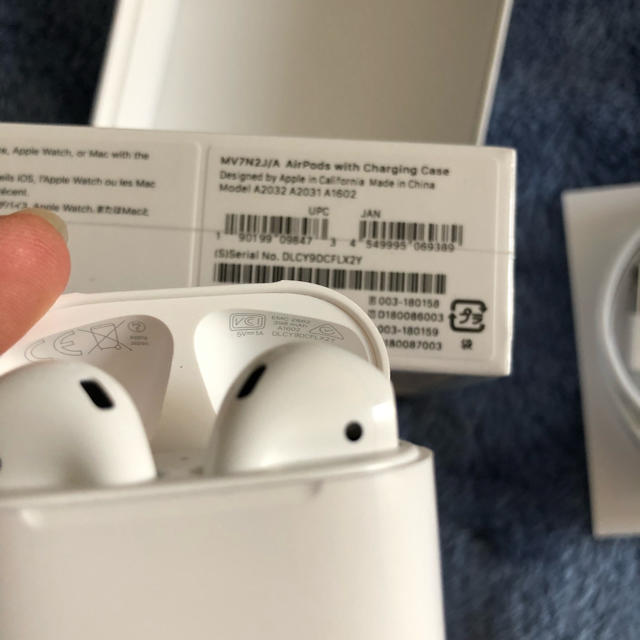 Apple(アップル)のairpods 2世代 ほぼ新品 スマホ/家電/カメラのオーディオ機器(ヘッドフォン/イヤフォン)の商品写真