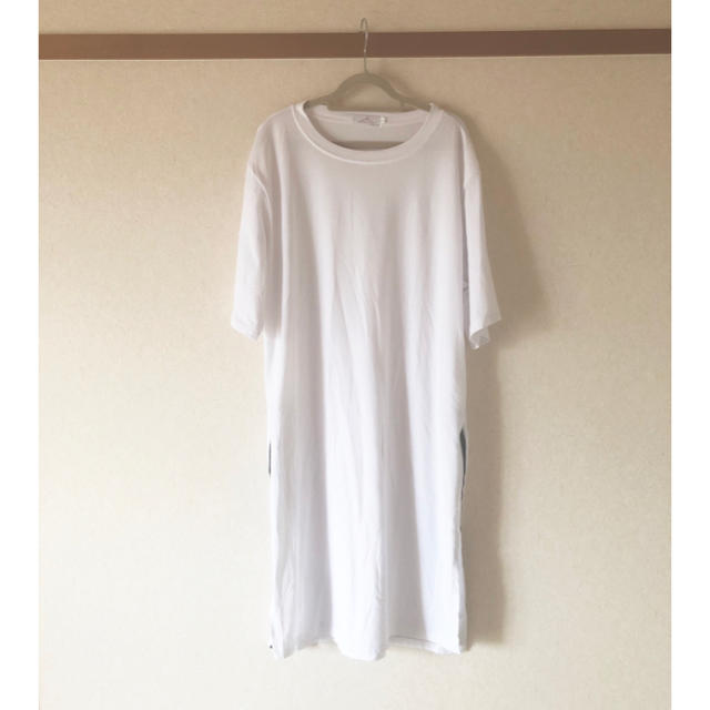 ZARA(ザラ)の週末限定 新品 スリット  tシャツ ZARA eimy emoda  H&M レディースのトップス(Tシャツ(半袖/袖なし))の商品写真