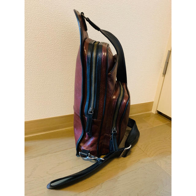 美品 ココマイスター マルティーニ アーバンショルダー ビターチョコ メンズのバッグ(ボディーバッグ)の商品写真