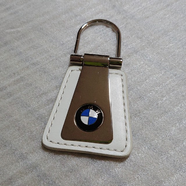 BMW(ビーエムダブリュー)のBMW ホワイトレザー キーホルダー 自動車/バイクの自動車(車外アクセサリ)の商品写真