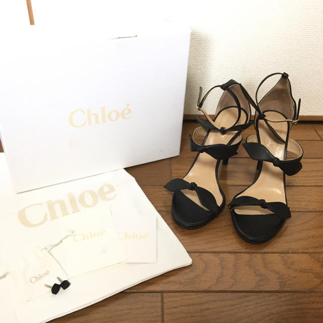 Chloe(クロエ)の最終価格 新品 Chloe クロエ ♡ トリプル リボン サンダル 37 黒 レディースの靴/シューズ(サンダル)の商品写真