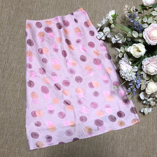 模様部分が透ける涼しげなピンクのスカート(ひざ丈スカート)