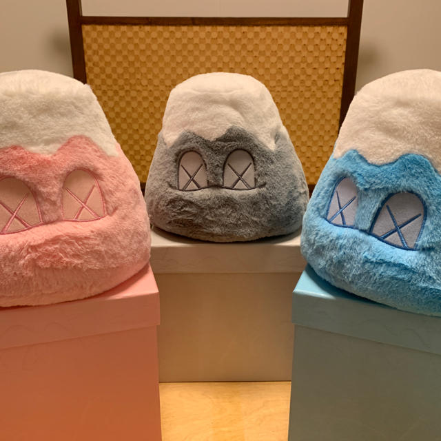 MEDICOM TOY(メディコムトイ)のKAWS HOLIDAY JAPAN Mount Fuji 三色セット エンタメ/ホビーのフィギュア(その他)の商品写真