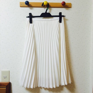 イエナ(IENA)の白のプリーツスカート(ひざ丈スカート)