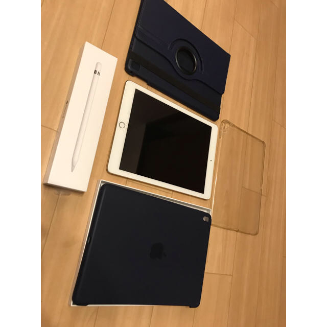 iPad(アイパッド)のipad pro 9.7 ゴールド 128 apple pencil セット スマホ/家電/カメラのPC/タブレット(タブレット)の商品写真