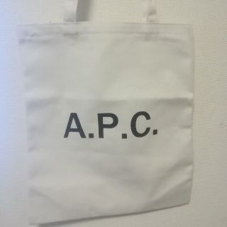 アーペーセー(A.P.C)のAPCファスナー付きのトートバッグで
インスタでも大人気商品!!(トートバッグ)