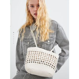 ザラ(ZARA)の新品ZARA 編み込みトートバッグ アイボリーホワイト(かごバッグ/ストローバッグ)