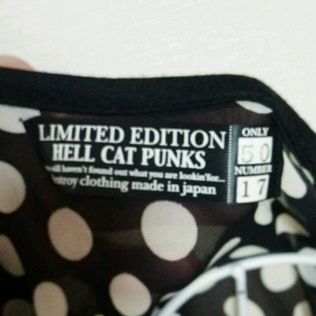 HELLCATPUNKS(ヘルキャットパンクス)のHELL CAT　リップ柄ドルマンシャツ レディースのトップス(カットソー(半袖/袖なし))の商品写真