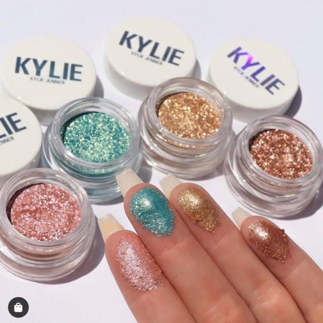 Kylie Cosmetics(カイリーコスメティックス)の2019年夏限定4色アイシャドウShimmer Eye Glaze Bundle コスメ/美容のベースメイク/化粧品(アイシャドウ)の商品写真