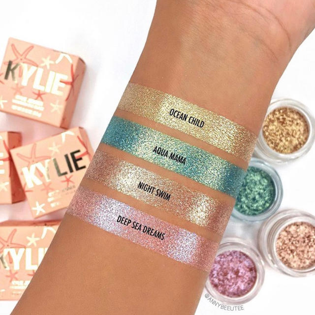 Kylie Cosmetics(カイリーコスメティックス)の2019年夏限定4色アイシャドウShimmer Eye Glaze Bundle コスメ/美容のベースメイク/化粧品(アイシャドウ)の商品写真