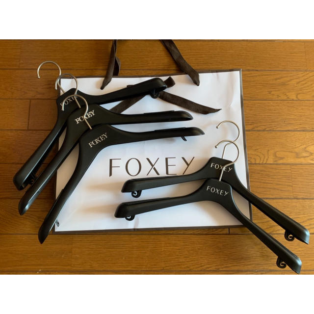FOXEY(フォクシー)の真様専用 おまとめ割 FOXEY ハンガー10本セット インテリア/住まい/日用品の収納家具(押し入れ収納/ハンガー)の商品写真
