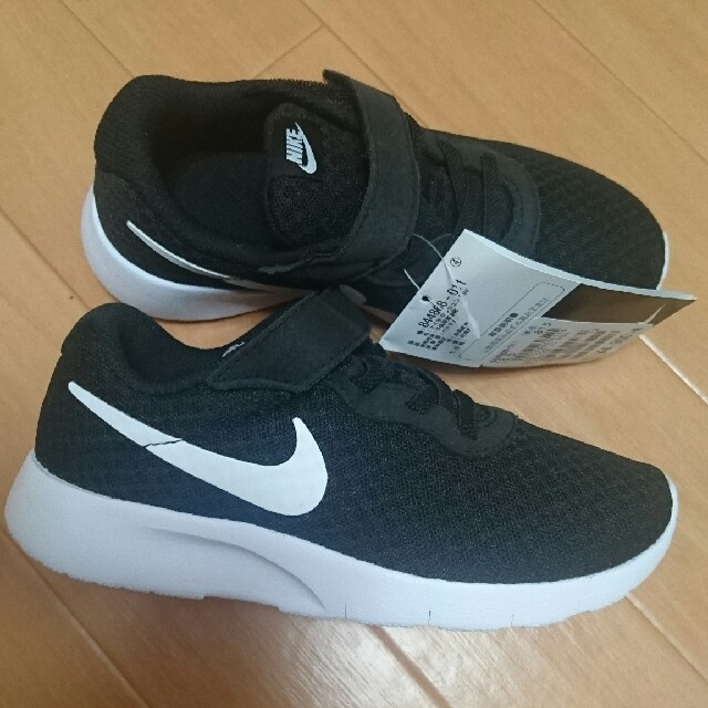 NIKE(ナイキ)のNIKEスニーカーキッズ キッズ/ベビー/マタニティのキッズ靴/シューズ(15cm~)(スニーカー)の商品写真