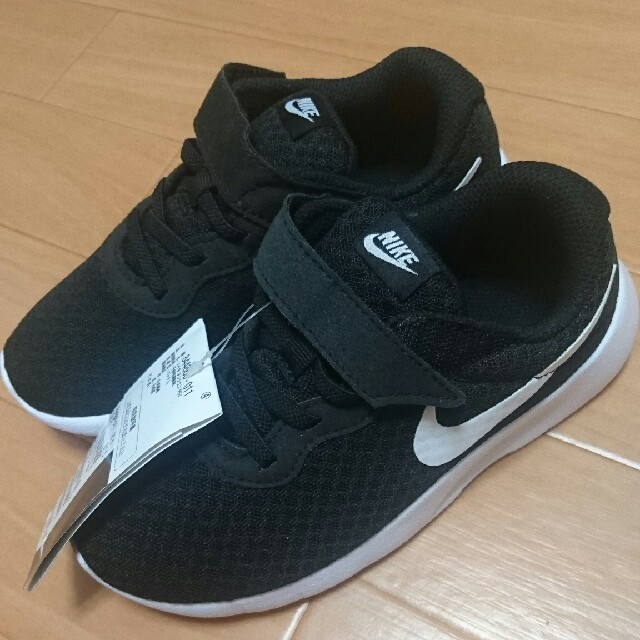 NIKE(ナイキ)のNIKEスニーカーキッズ キッズ/ベビー/マタニティのキッズ靴/シューズ(15cm~)(スニーカー)の商品写真