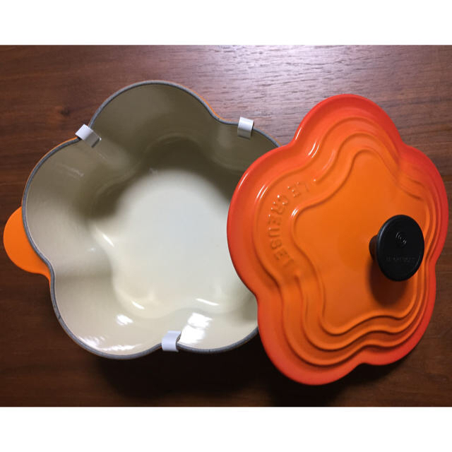 LE CREUSET(ルクルーゼ)の【新品未使用】ル クルーゼ ココット フルール オレンジ インテリア/住まい/日用品のキッチン/食器(鍋/フライパン)の商品写真