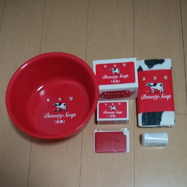 牛乳石鹸(ギュウニュウセッケン)のカウブランド赤箱90周年記念オリジナルグッズ コスメ/美容のボディケア(ボディソープ/石鹸)の商品写真