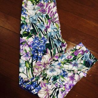 ザラ(ZARA)の花柄スキニーパンツ(スキニーパンツ)