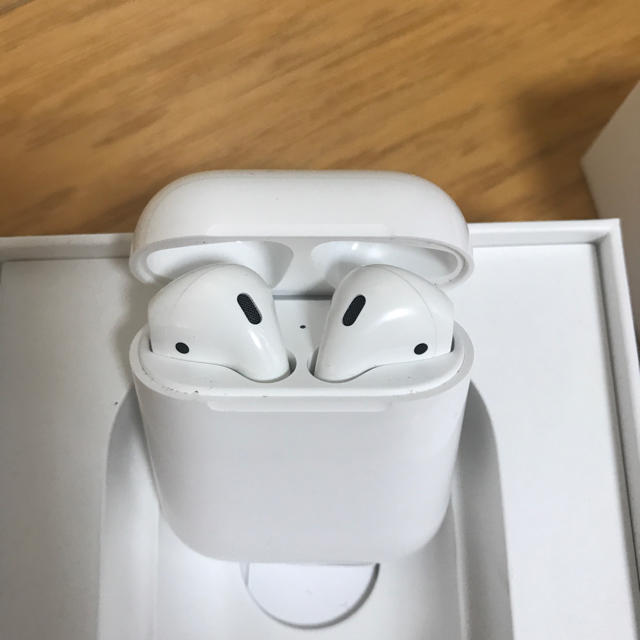 Apple(アップル)のAirPods スマホ/家電/カメラのオーディオ機器(ヘッドフォン/イヤフォン)の商品写真