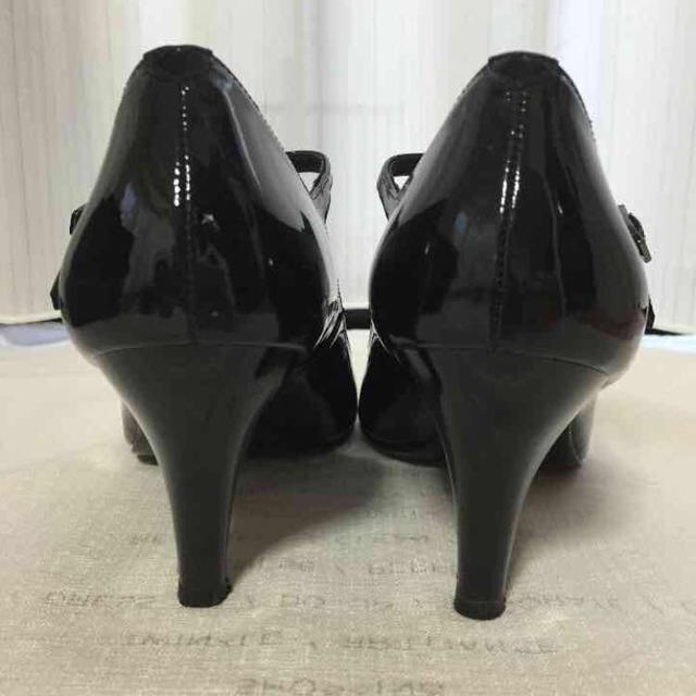 STRAWBERRY-FIELDS(ストロベリーフィールズ)の黒エナメルパンプス レディースの靴/シューズ(ハイヒール/パンプス)の商品写真
