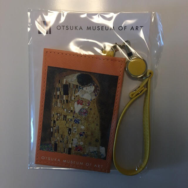 大塚国際美術館 クリムト「接吻」リール付きパスケース レディースのファッション小物(パスケース/IDカードホルダー)の商品写真