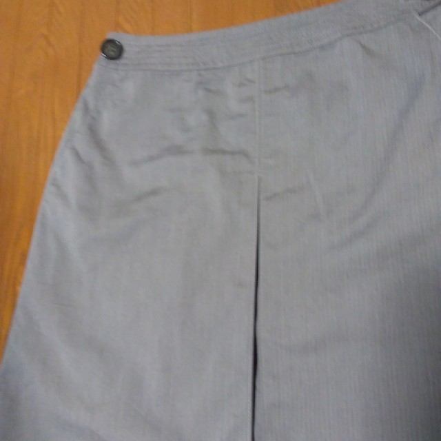 23区(ニジュウサンク)のスカート　ボックススカート　オンワード樫山　グレー レディースのスカート(ひざ丈スカート)の商品写真