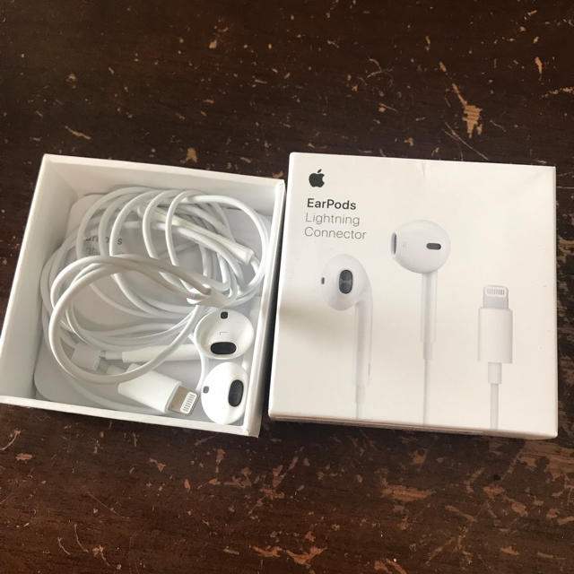 Apple(アップル)のApple EarPods Lightning Connector 純正 スマホ/家電/カメラのオーディオ機器(ヘッドフォン/イヤフォン)の商品写真