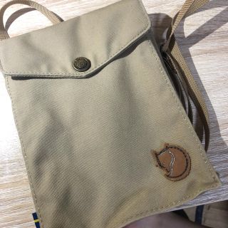 フェールラーベン(FJALL RAVEN)のkanken ポケットバック(ベージュ)(ショルダーバッグ)