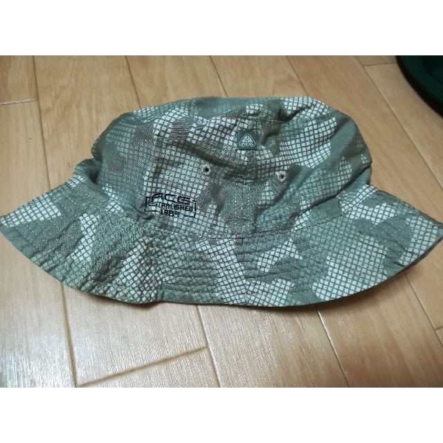NIKE(ナイキ)のナイキACGリバーシブル帽子 レディースの帽子(ハット)の商品写真