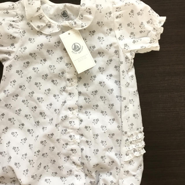 PETIT BATEAU(プチバトー)の【新品】プチバトー 6m プリントショートロンパース キッズ/ベビー/マタニティのベビー服(~85cm)(ロンパース)の商品写真