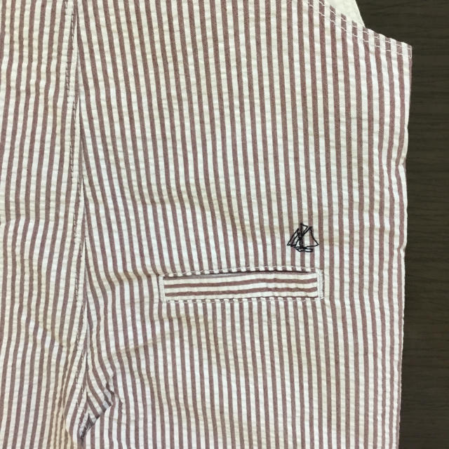 PETIT BATEAU(プチバトー)の【新品】プチバトー シアサッカーショートサロペット ブラウン キッズ/ベビー/マタニティのキッズ服男の子用(90cm~)(パンツ/スパッツ)の商品写真