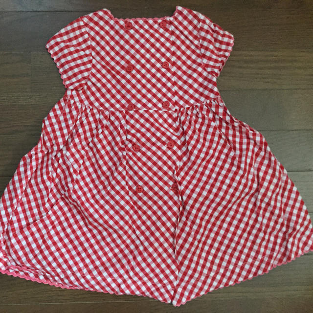 110センチ 赤と白のチェックワンピース キッズ/ベビー/マタニティのキッズ服女の子用(90cm~)(ワンピース)の商品写真