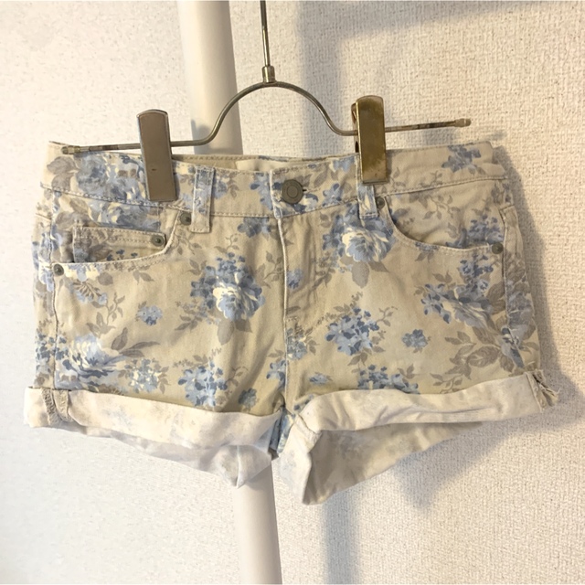 Rady(レディー)の限定品！上品カラーできれいめ‼︎花柄デニムショートパンツ♡グレージュ レディースのパンツ(ショートパンツ)の商品写真