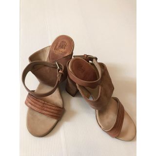 ブルネロクチネリ(BRUNELLO CUCINELLI)の合わせやすく、安定感のあるサンダル⭐️ブルネロクチネリ  レザー(サンダル)