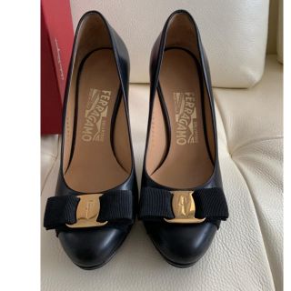 フェラガモ(Ferragamo)の美品 フェラガモ ヴァラ パンプス 黒 34.5(ハイヒール/パンプス)