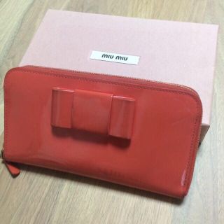 ミュウミュウ(miumiu)のmiu miuのサーモンピンク 財布(財布)