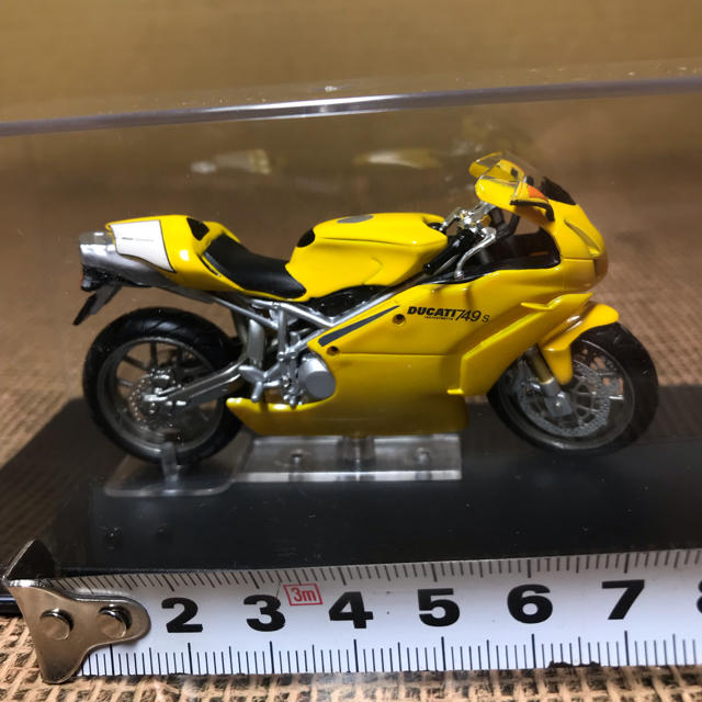 Ducati(ドゥカティ)のドゥカティ 749S 2003 バイク ミニチュア クリアケース付き エンタメ/ホビーのおもちゃ/ぬいぐるみ(ミニカー)の商品写真