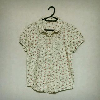 ナイスクラップ(NICE CLAUP)のNICE CLAUP 花柄シャツ(シャツ/ブラウス(半袖/袖なし))