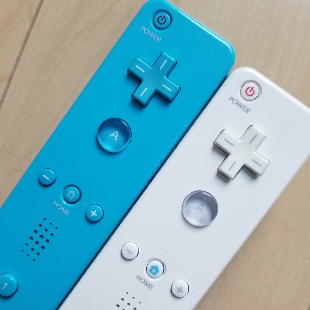 wiiリモコンブルーホワイト エンタメ/ホビーのゲームソフト/ゲーム機本体(その他)の商品写真